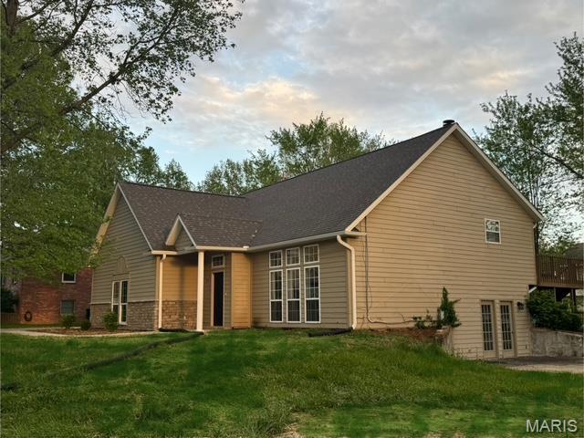 1553 Valley Forge Ln, Cape Girardeau, MO 63701 - view of front facade with a front lawn