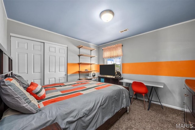 bedroom with baseboards, carpet floors, ornamental molding, and a closet