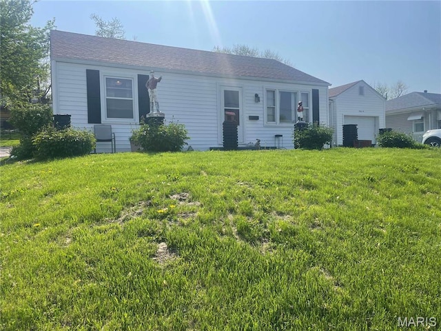 view of front of house with a front lawn and a garage