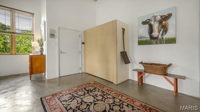 4100 Laclede Ave Unit 314, Saint Louis, MO 63108 - entryway featuring finished concrete flooring and a towering ceiling