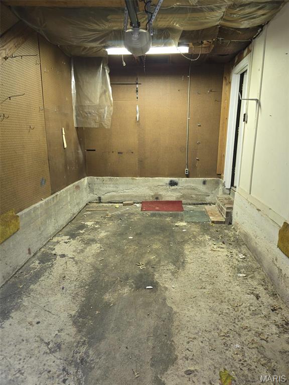 9332 Cloverhurst Dr, Saint Louis, MO 63123 - basement with a garage