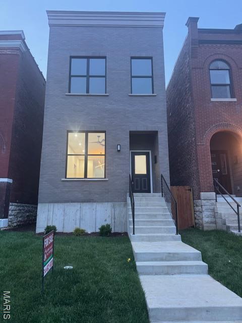 4209 Norfolk Ave, Saint Louis, MO 63110 - view of front of house featuring a front lawn