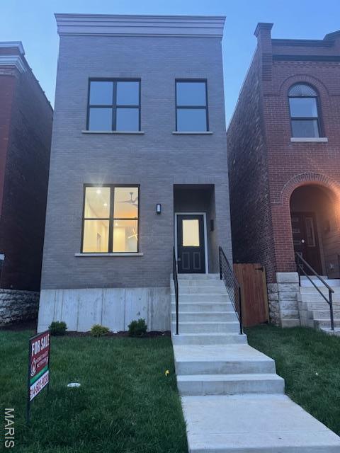 4209 Norfolk Ave, Saint Louis, MO 63110 - view of front facade with a front lawn