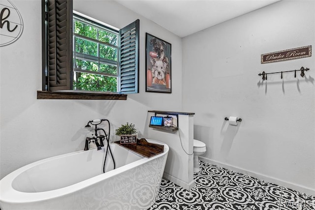 111 Edwards Ln, Park Hills, MO 63601 - bathroom featuring a soaking tub, baseboards, toilet, and tile patterned floors
