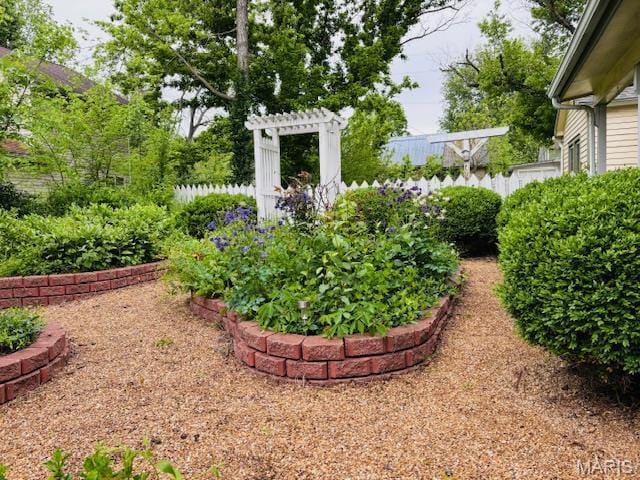 305 Frisco St, Steelville, MO 65565 - view of yard featuring fence