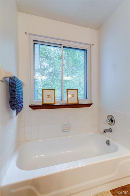 1101 Nathaniel Ct, Hazelwood, MO 63042 - full bath featuring a bath