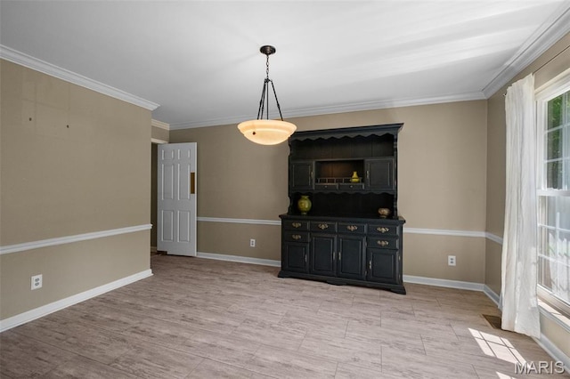 1439 Briarcreek Dr, Saint Louis, MO 63122 - unfurnished living room featuring crown molding