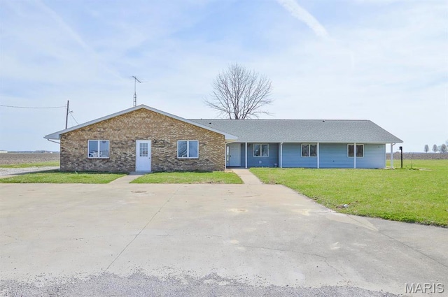 620 N Main St, Hoyleton, IL 62803 - single story home featuring a front yard