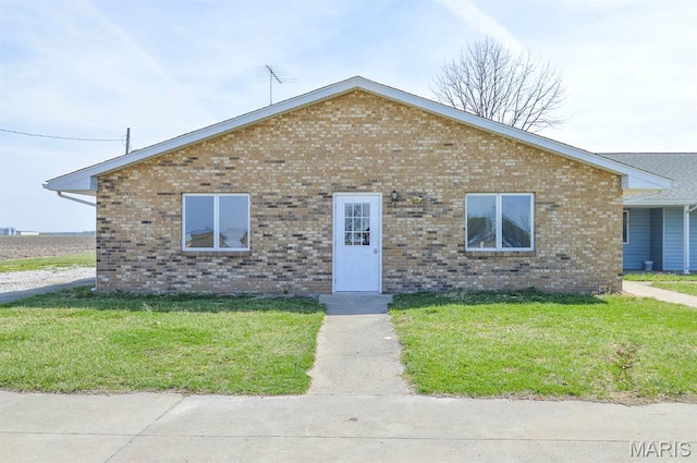 620 N Main St, Hoyleton, IL 62803 - bungalow with brick siding and a front yard