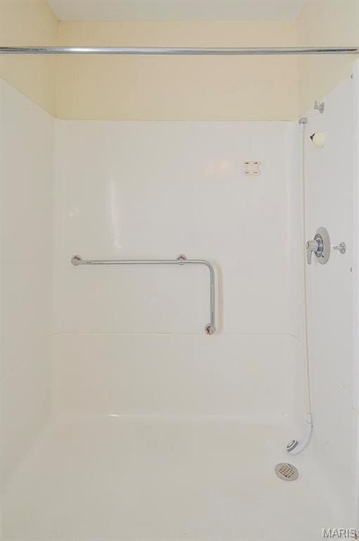 620 N Main St, Hoyleton, IL 62803 - full bathroom with a shower