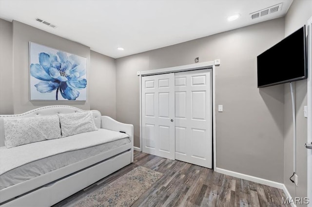 1428 Mallinckrodt, Saint Louis, MO 63107 - living area featuring wood finished floors, baseboards, and recessed lighting