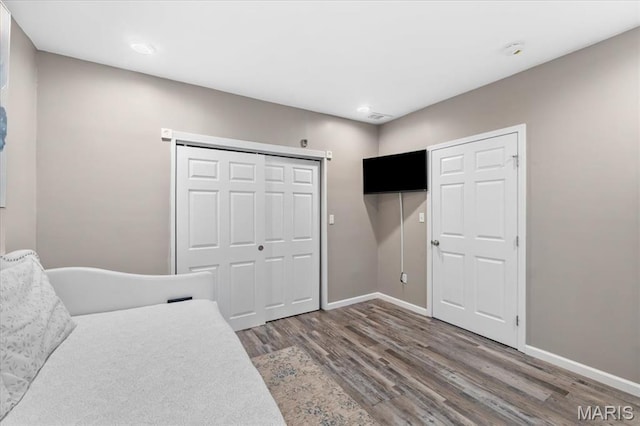 1428 Mallinckrodt, Saint Louis, MO 63107 - sitting room with wood finished floors, baseboards, and recessed lighting