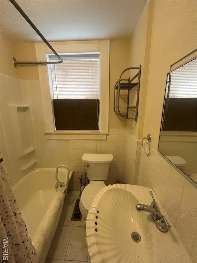 916 Eastgate Ave, Saint Louis, MO 63130 - full bath featuring tile walls, tile patterned flooring, toilet, a sink, and shower / bathtub combination with curtain