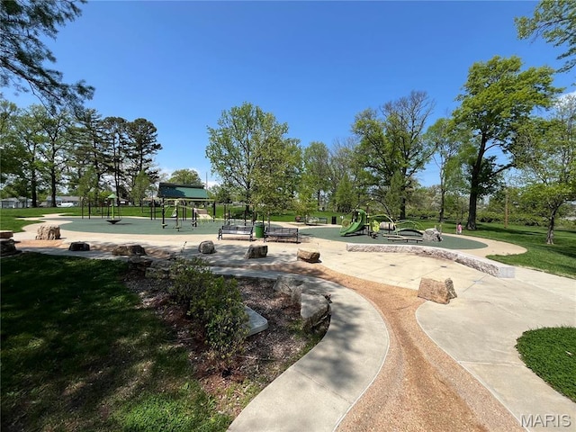 1548 Park Dr Way, Saint Louis, MO 63130 - view of property's community with a lawn