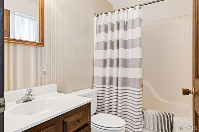 45 S Lionshead Dr, Innsbrook, MO 63390 - full bathroom featuring toilet, vanity, and shower / bath combo with shower curtain