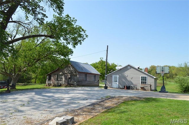 3 Green Valley Ln, Hermann, MO 65041 - view of front of property featuring a front yard and an outbuilding