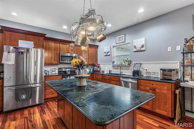 802 Hager Rd, Farmington, MO 63640 - kitchen featuring stainless steel appliances, a sink, dark wood-style flooring, a center island, and recessed lighting