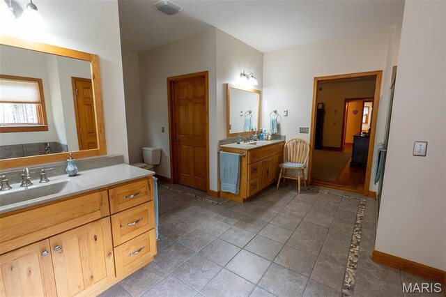 14035 County Road 4110, Rolla, MO 65401 - full bath with two vanities and baseboards