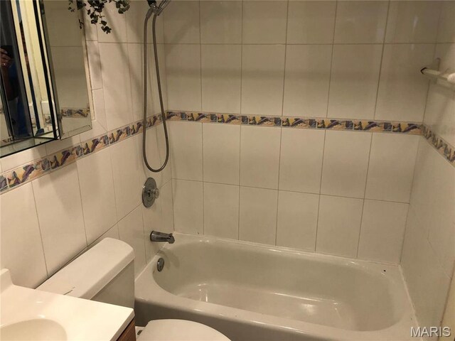 4501 San Francisco, San Francisco, Saint Louis, MO 63115 - full bath featuring washtub / shower combination, tile walls, and vanity