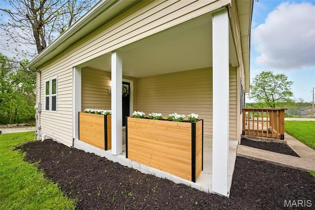 202 N Thomas St, De Soto, MO 63020 - view of home's exterior with covered porch