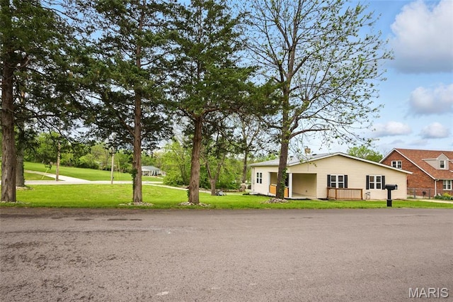 202 N Thomas St, De Soto, MO 63020 - view of front of property with a front yard