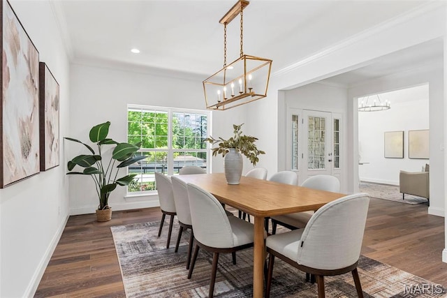dining room featuring a chandelier, recessed lighting, dark wood-style floors, ornamental molding, and baseboards