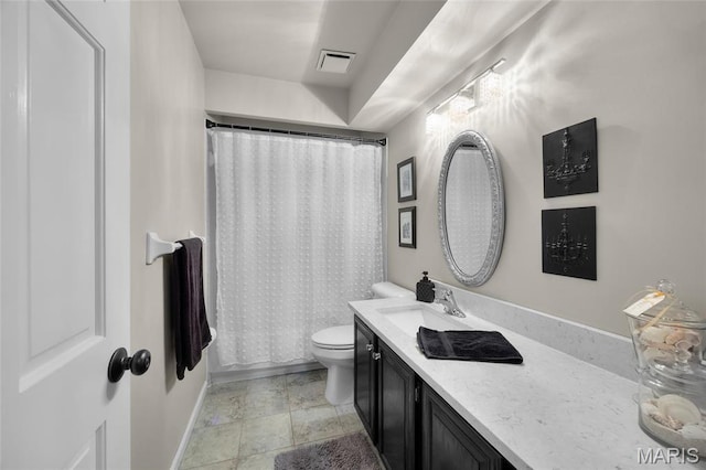 full bathroom featuring toilet, vanity, a shower with curtain, and baseboards