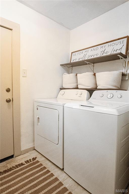 504 Henrietta St, Gillespie, IL 62033 - laundry area featuring washer and dryer