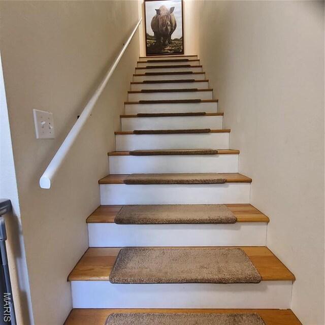 8 Nathan St, Waynesville, MO 65583 - view of stairway