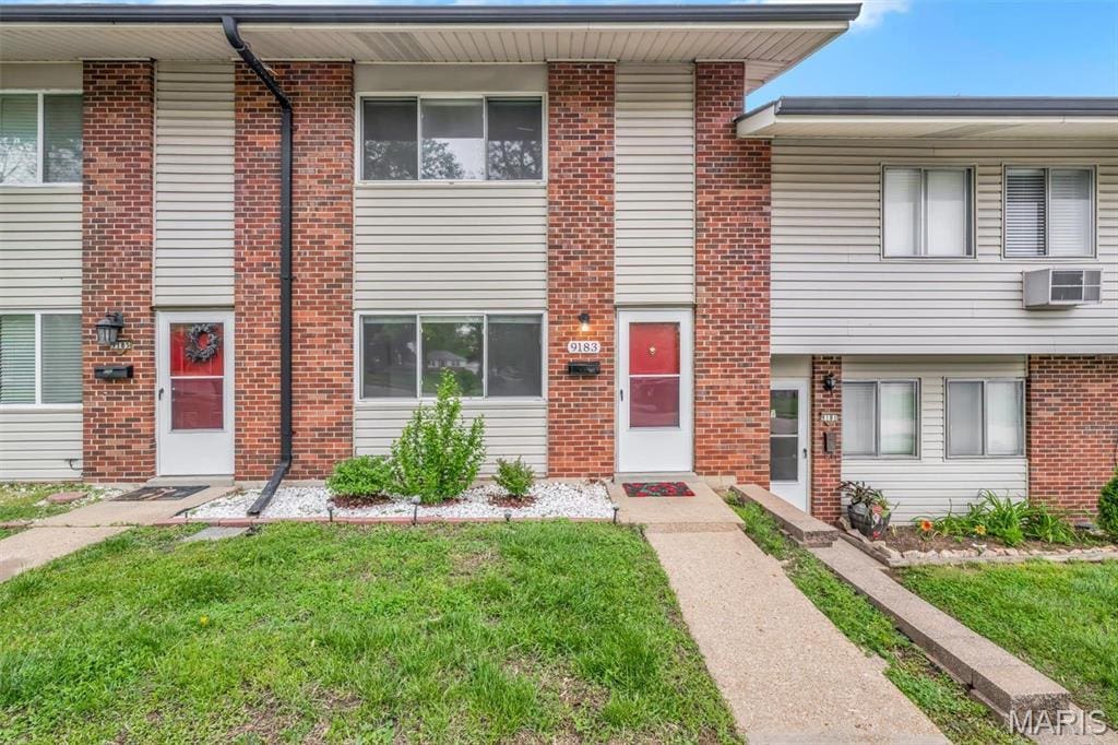 9183 Villaridge Ct, Saint Louis, MO 63123 - photo 1