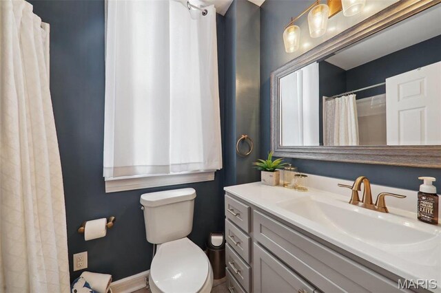 2116 Victor St, Saint Louis, MO 63104 - full bathroom with toilet, vanity, baseboards, and curtained shower