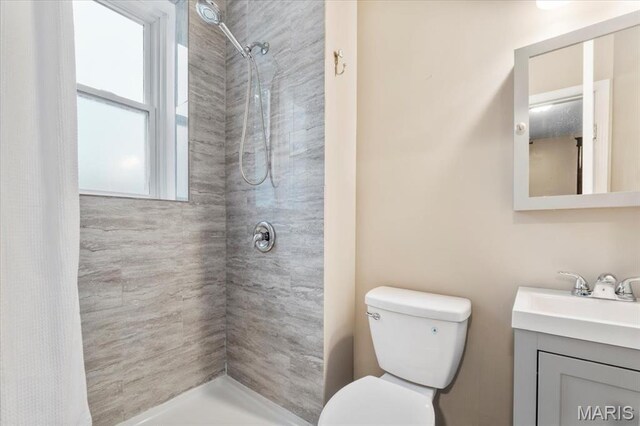5518 Alaska Ave, Saint Louis, MO 63111 - full bathroom featuring tiled shower, vanity, and toilet