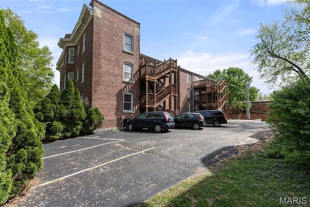 2056 Lafayette Ave Unit 1W, Saint Louis, MO 63104 - view of building exterior with uncovered parking