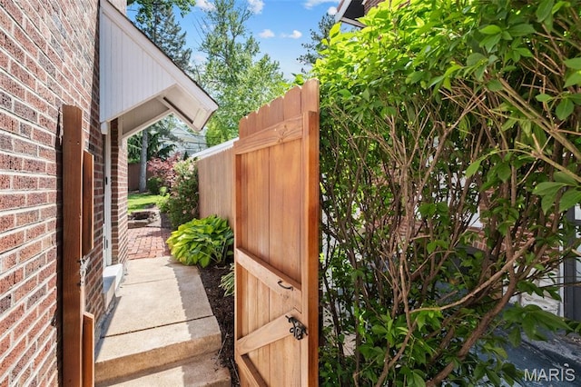 7424 University Dr, University City, MO 63130 - view of gate