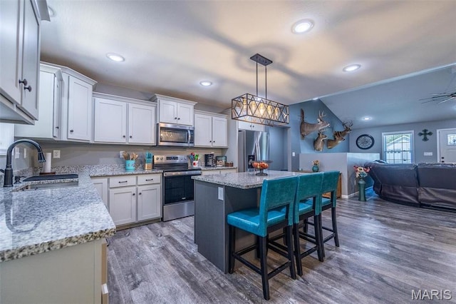 1541 Fairfield Dr, Lebanon, MO 65536 - kitchen featuring stainless steel appliances, a sink, wood finished floors, white cabinetry, and recessed lighting
