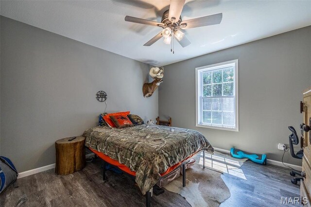 1541 Fairfield Dr, Lebanon, MO 65536 - bedroom featuring baseboards, wood finished floors, and a ceiling fan