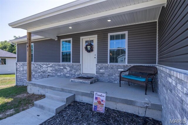 1541 Fairfield Dr, Lebanon, MO 65536 - entrance to property with covered porch