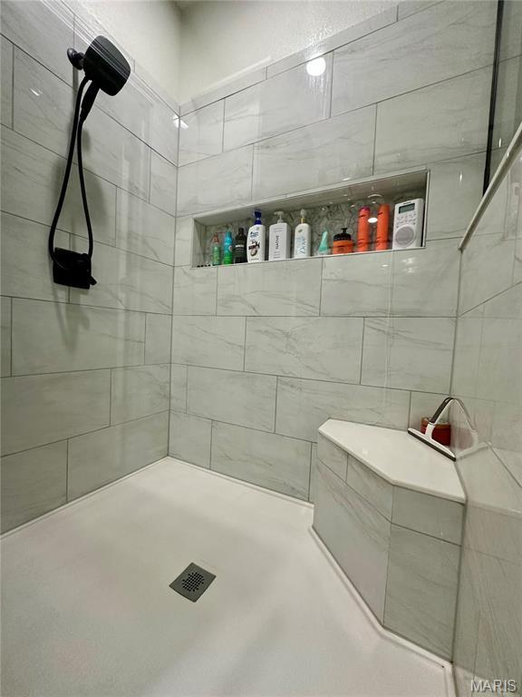 1324 Chelsea Ln, Rolla, MO 65401 - bathroom with a tile shower