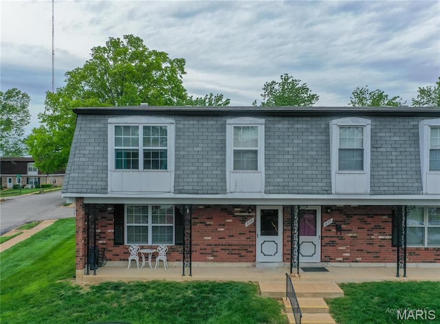 839 Dumont Pl, Saint Louis, MO 63125 - view of front of house featuring brick siding, mansard roof, covered porch, and a front yard