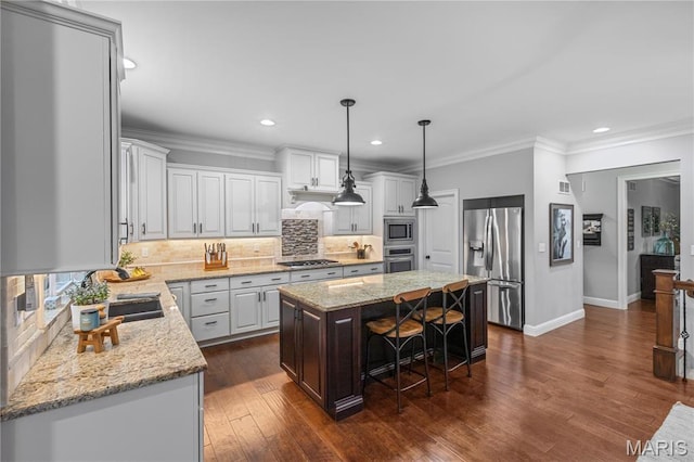 132 Hillary Cir, Wentzville, MO 63385 - kitchen featuring stainless steel appliances, a sink, a center island, tasteful backsplash, and baseboards