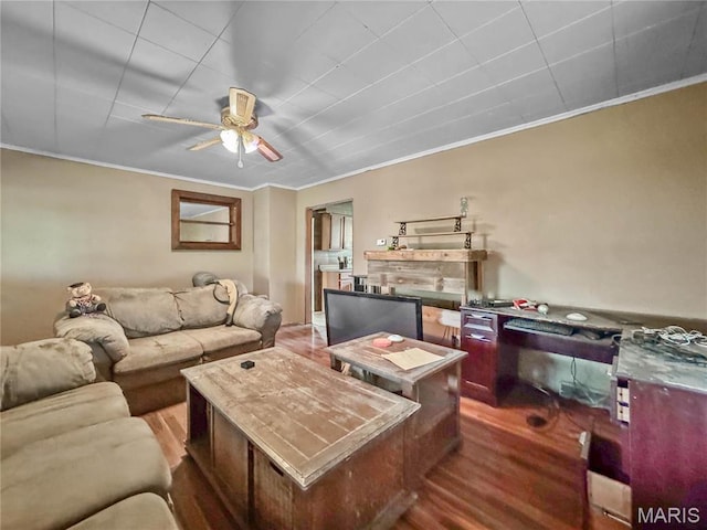 living area featuring crown molding, a ceiling fan, and wood finished floors