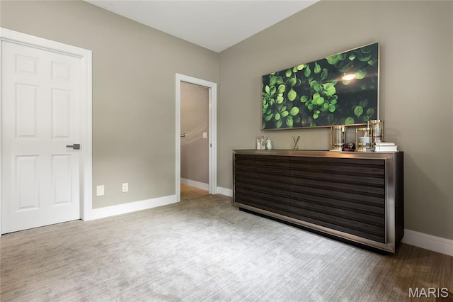 indoor wet bar with baseboards