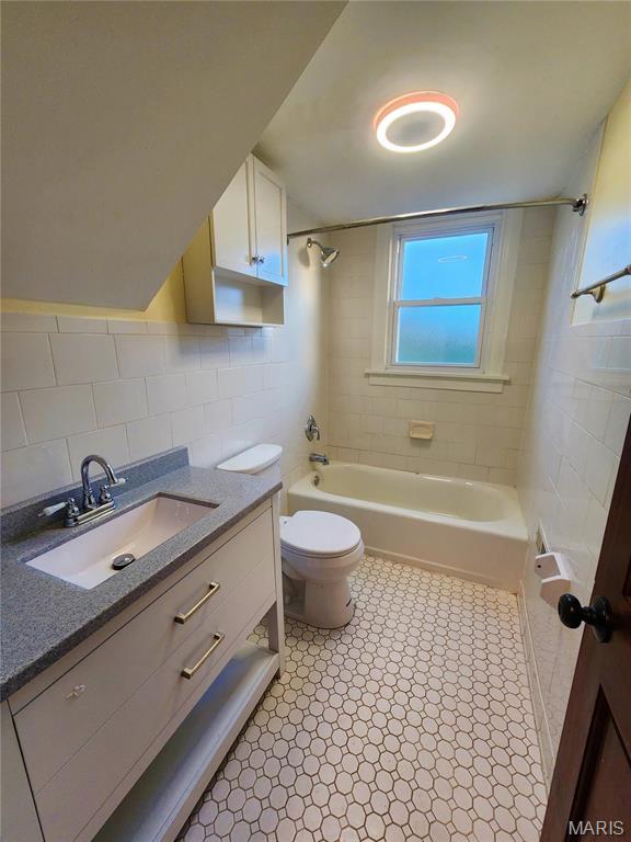 436 Hern Ave, Saint Louis, MO 63135 - full bath featuring bathtub / shower combination, tile walls, toilet, and vanity