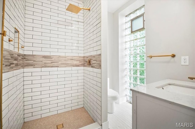 3431 California Ave, Saint Louis, MO 63118 - bathroom with tiled shower, toilet, and vanity