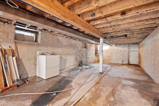 3431 California Ave, Saint Louis, MO 63118 - below grade area featuring washer / dryer