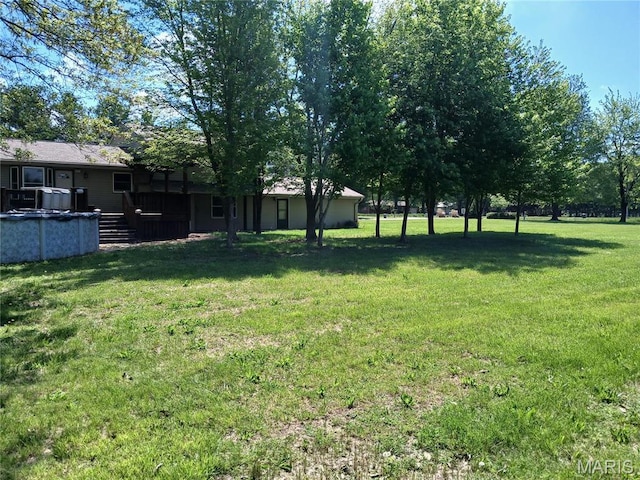 view of green lawn