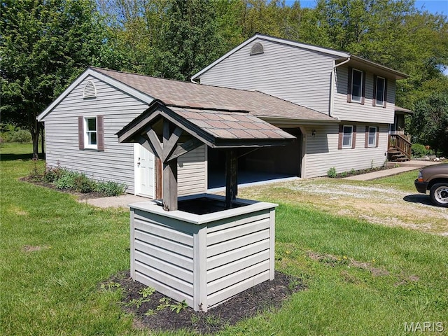view of front of property featuring a front yard and a shingled roof