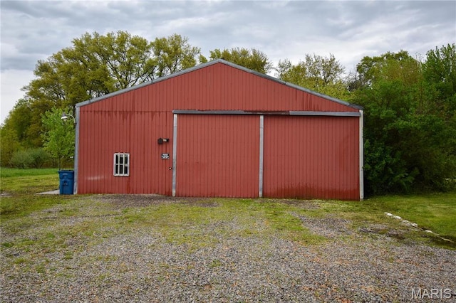 view of pole building with driveway