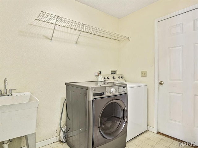 109 Miller Ct, Valmeyer, IL 62295 - laundry room featuring washer and dryer, light floors, and baseboards