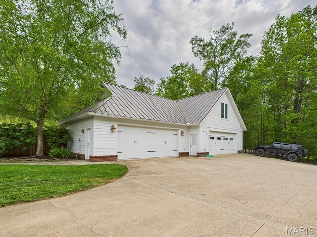 262 Woodland Hill Rd, Poplar Bluff, MO 63901 - view of side of home with a standing seam roof and metal roof